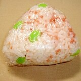 鮭フレークと枝豆のおにぎり